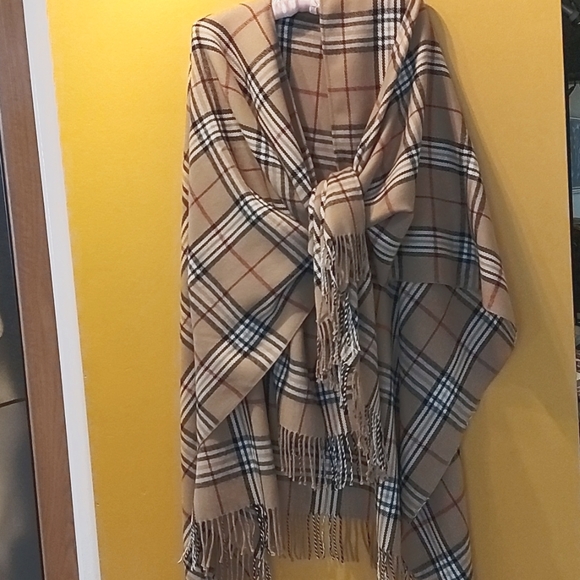 Long Cape/Poncho/Wrap - Picture 2 of 6